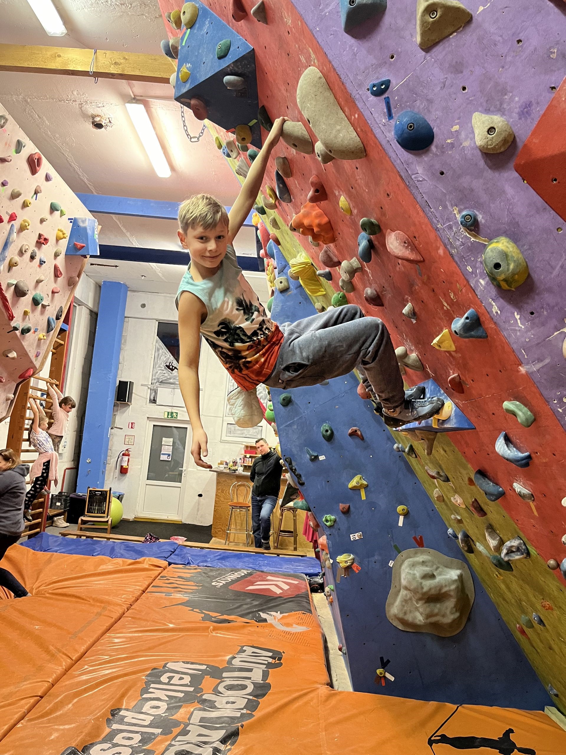 Nadšení a podpora rodičů: Nezapomenutelný zážitek pro žáky 6. třídy na Boulderingové stěně v Novém Jičíně