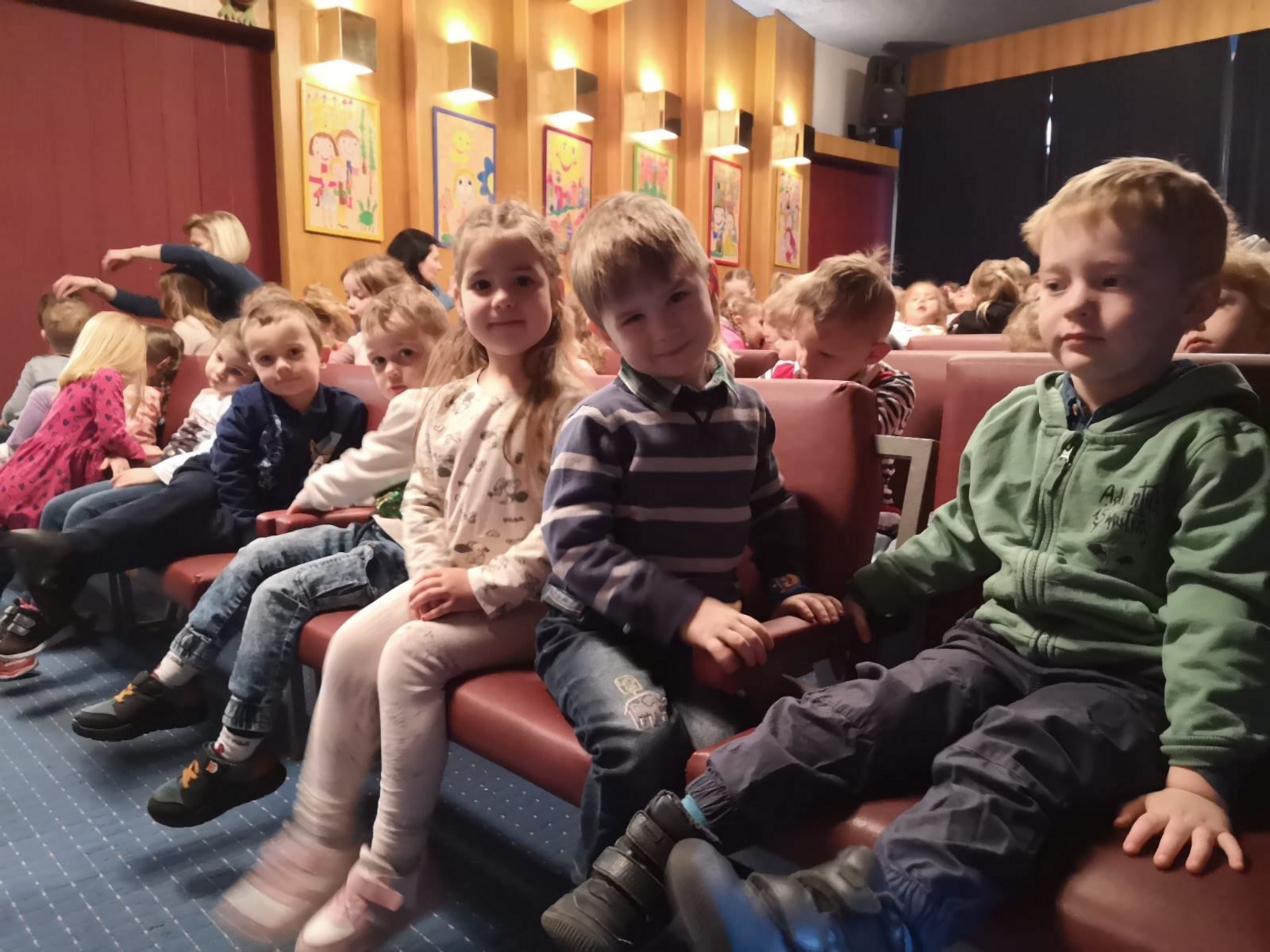 Děti z MŠ v loutkovém divadle Odry - zvětšit obrázek