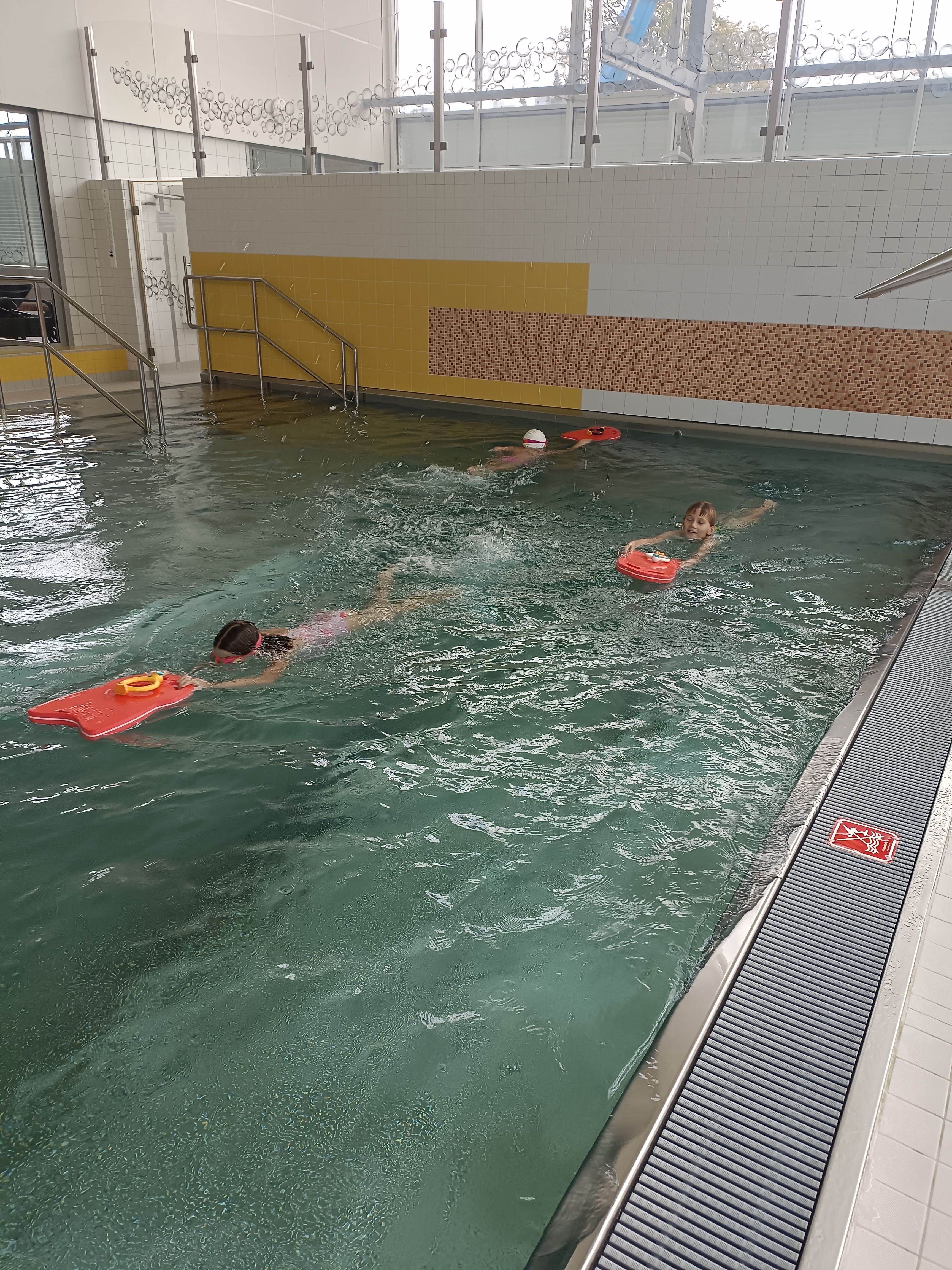 Družina na bazéně