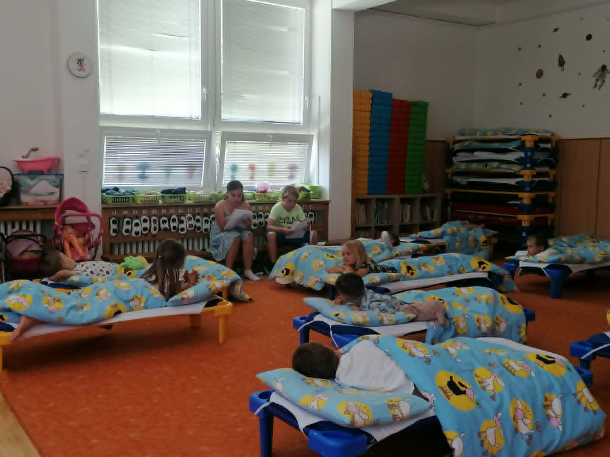 Čtvrťáci čtou Hvězdičkám