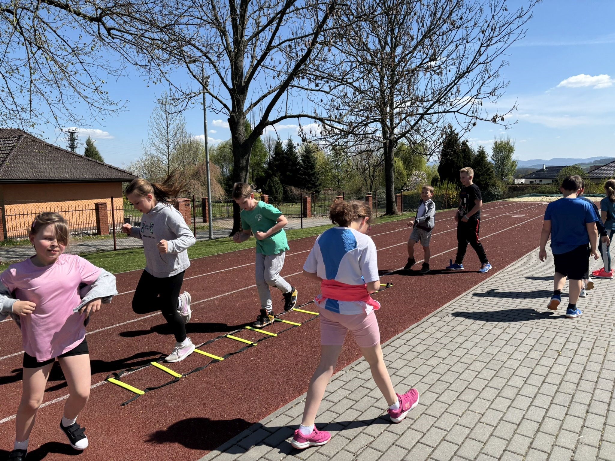 První jarní trénink venku: Běhej, skákej, házej!