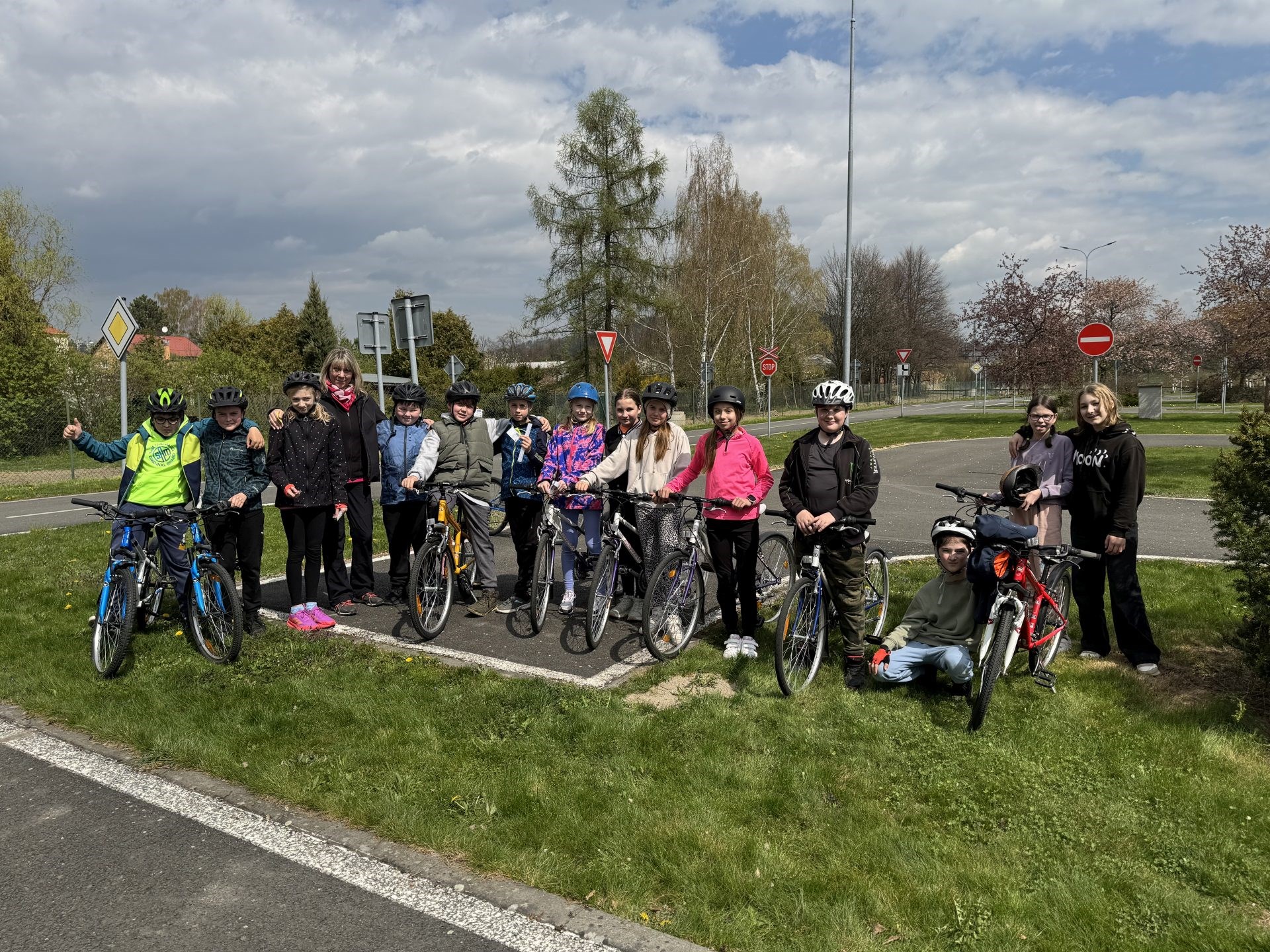 Mladí cyklisté vyrážejí do provozu