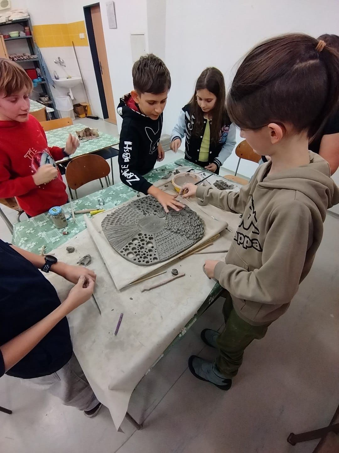 Dotek hlíny a projekt „Slunce svítí všem“